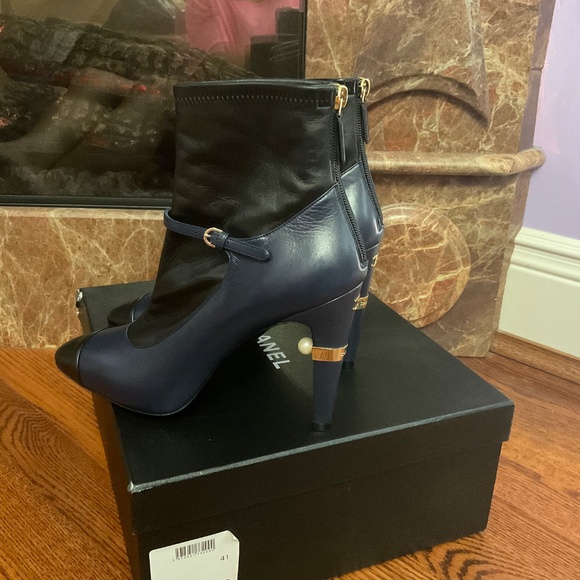 CHANEL NAVY & BLACK PEARL ACENT LAMBSKIN LEATHER HEELED ANKLE BOOTIES !! - Picture 3 of 11